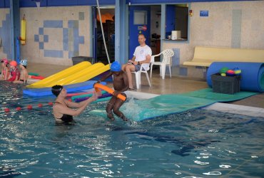 "LES CLASSES BLEUES" À LA PISCINE